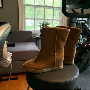 In excellent like new condition Ugg Femme chestnut short boots size 7.5